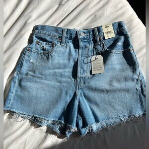NWT Levi’s ribcage denim shorts